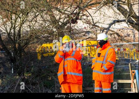 Little Missenden, Buckinghamshire, Großbritannien. Dezember 2020. HS2-Sicherheitspersonal filmt weiterhin Mitglieder der Öffentlichkeit, die an öffentlichen Orten in der Nähe von HS2-Standorten spazieren. HS2 wird im Rahmen der neuen Hochgeschwindigkeitsstrecke von London nach Birmingham einen Tunnel unter den Chilterns bohren. Auf dem Gelände in Little Missenden haben die vorbereitenden Bauarbeiten für einen Lüftungsschacht aus dem Tunnel begonnen. Das umstrittene HS2-Projekt gefährdet 693 Wildtiergebiete, 33 SSSIs und 108 alte Waldgebiete. Quelle: Maureen McLean/Alamy Stockfoto