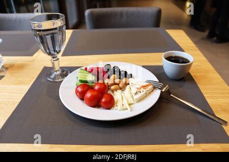 Frühstücksteller und Kaffee auf dem Tisch Stockfoto