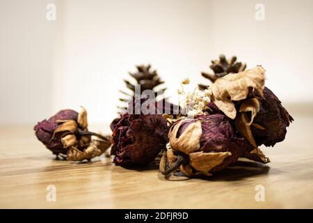 Getrocknete Rosen auf dem Tisch Stockfoto