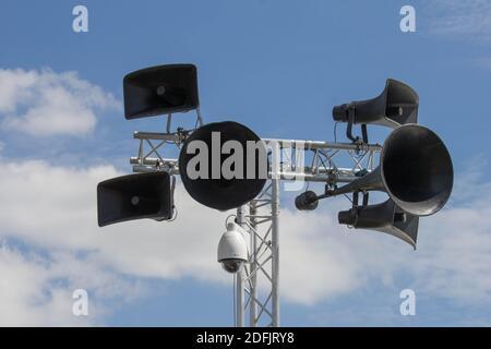 Tonnoe oder Lautsprecher und Überwachungskamera vor blauem Himmel. Nanny-Staat. Ich bekomme die Nachricht. Stockfoto