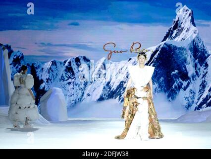 Jinan, Chinas Provinz Shandong. Dezember 2020. Models präsentiert Kreationen des chinesischen Designers Guo Pei in Jinan, ostchinesische Provinz Shandong, 5. Dezember 2020. Quelle: Chen Jianli/Xinhua/Alamy Live News Stockfoto