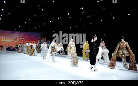 Jinan, Chinas Provinz Shandong. Dezember 2020. Models präsentiert Kreationen des chinesischen Designers Guo Pei in Jinan, ostchinesische Provinz Shandong, 5. Dezember 2020. Quelle: Chen Jianli/Xinhua/Alamy Live News Stockfoto