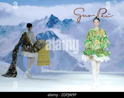 Jinan, Chinas Provinz Shandong. Dezember 2020. Models präsentiert Kreationen des chinesischen Designers Guo Pei in Jinan, ostchinesische Provinz Shandong, 5. Dezember 2020. Quelle: Chen Jianli/Xinhua/Alamy Live News Stockfoto