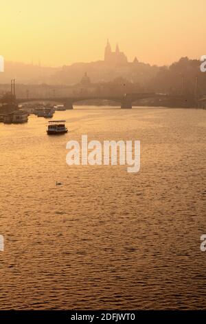 Landschaft mit Moldau und St. Veits Kathedrale in Prag, Tschechische Republik im Herbst bei Sonnenuntergang. Stockfoto