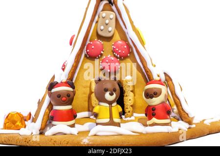 Ein niedliches Lebkuchenhaus mit Schokolade Weihnachtsfiguren und bunt Dekorationen Stockfoto
