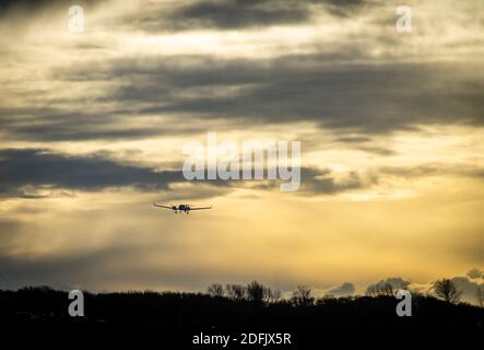 Garnmotor Flugzeug Start in der Dämmerung Stockfoto