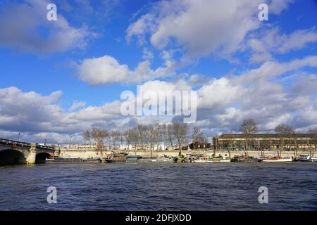 PARIS, FRANKREICH -20 DEZ 2019- Peniche Hausboote liegen auf der seine in Paris zwischen dem rechten und dem linken Ufer. Stockfoto