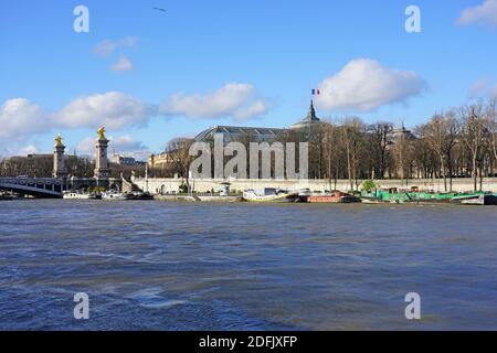 PARIS, FRANKREICH -20 DEZ 2019- Peniche Hausboote liegen auf der seine in Paris zwischen dem rechten und dem linken Ufer. Stockfoto