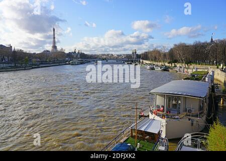 PARIS, FRANKREICH -20 DEZ 2019- Peniche Hausboote liegen auf der seine in Paris zwischen dem rechten und dem linken Ufer. Stockfoto