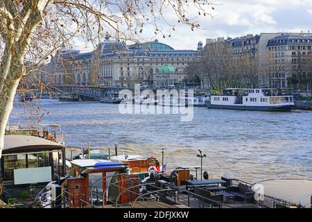 PARIS, FRANKREICH -20 DEZ 2019- Peniche Hausboote liegen auf der seine in Paris zwischen dem rechten und dem linken Ufer. Stockfoto