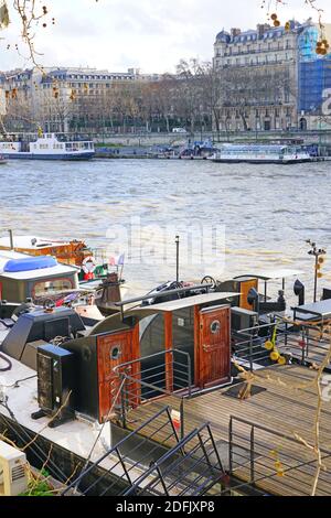PARIS, FRANKREICH -20 DEZ 2019- Peniche Hausboote liegen auf der seine in Paris zwischen dem rechten und dem linken Ufer. Stockfoto