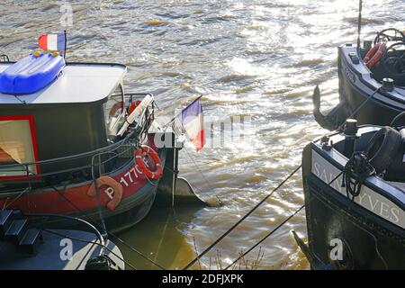 PARIS, FRANKREICH -20 DEZ 2019- Peniche Hausboote liegen auf der seine in Paris zwischen dem rechten und dem linken Ufer. Stockfoto