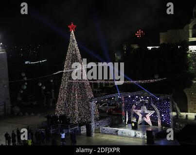 Bethlehem. Dezember 2020. Der Hauptweihnachtsbaum wird am 5. Dezember 2020 während einer Beleuchtungszeremonie auf dem Manger Square in der Stadt Bethlehem im Westjordanland beleuchtet. Kredit: Mamoun Wazwaz/Xinhua/Alamy Live Nachrichten Stockfoto