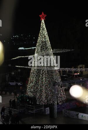 Bethlehem. Dezember 2020. Der Hauptweihnachtsbaum wird am 5. Dezember 2020 während einer Beleuchtungszeremonie auf dem Manger Square in der Stadt Bethlehem im Westjordanland beleuchtet. Kredit: Mamoun Wazwaz/Xinhua/Alamy Live Nachrichten Stockfoto