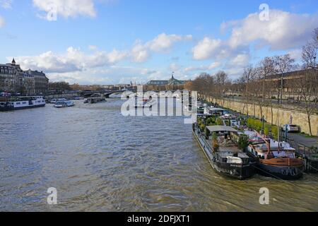 PARIS, FRANKREICH -20 DEZ 2019- Peniche Hausboote liegen auf der seine in Paris zwischen dem rechten und dem linken Ufer. Stockfoto