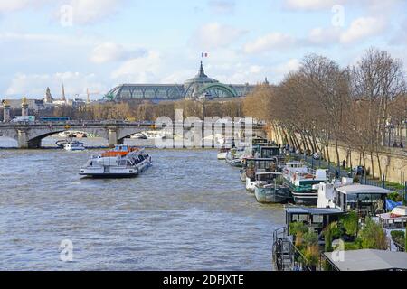 PARIS, FRANKREICH -20 DEZ 2019- Peniche Hausboote liegen auf der seine in Paris zwischen dem rechten und dem linken Ufer. Stockfoto