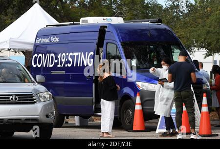 Die Leute kommen zu einem mobilen COVID-19 Testgelände auf dem Parkplatz der Florida Mall. Diese Woche wurde Florida der dritte Staat in den Vereinigten Staaten, um eine Million Coronavirus-Fälle zu erreichen, mit über 10,000 neuen Fällen, die für den zweiten Tag in Folge berichtet werden. Stockfoto