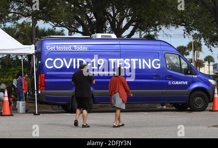 Die Leute kommen zu einem mobilen COVID-19 Testgelände auf dem Parkplatz der Florida Mall. Diese Woche wurde Florida der dritte Staat in den Vereinigten Staaten, um eine Million Coronavirus-Fälle zu erreichen, mit über 10,000 neuen Fällen, die für den zweiten Tag in Folge berichtet werden. Stockfoto