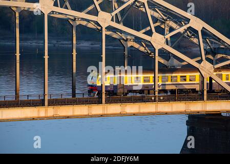 Elektrozug an der Brücke über Daugava in Riga, Lettland Stockfoto