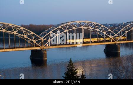 Elektrozug an der Brücke über Daugava in Riga, Lettland Stockfoto