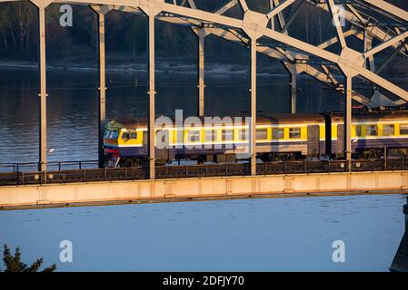 Elektrozug an der Brücke über Daugava in Riga, Lettland Stockfoto