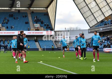 LONDON, ENGLAND. 5. DEZEMBER Derby County Spieler wärmen sich vor dem Sky Bet Championship Spiel zwischen Millwall und Derby County in Den, London am Samstag, 5. Dezember 2020. (Kredit: Ivan Yordanov, MI Nachrichten) Kredit: MI Nachrichten & Sport /Alamy Live Nachrichten Stockfoto