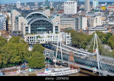 Luftaufnahme des Bahnhofs Charing Cross und der Hungerford Brücke Stockfoto