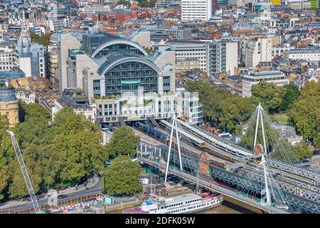 Luftaufnahme des Bahnhofs Charing Cross und der Hungerford Brücke Stockfoto