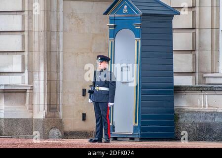 LONDON, VEREINIGTES KÖNIGREICH - 29. SEPTEMBER 2020: Königliche Wache am Buckingham Palast Stockfoto
