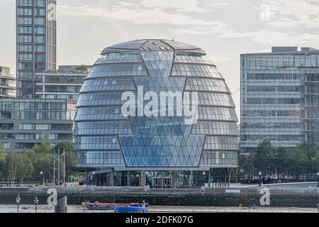 LONDON, GROSSBRITANNIEN - 28. SEPTEMBER 2020: Blick auf das Rathaus in London Stockfoto