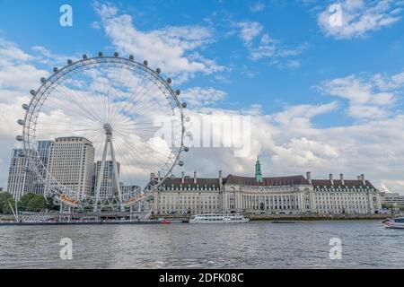 LONDON, VEREINIGTES KÖNIGREICH - 29. SEPTEMBER 2020: County Hall und das London Eye von der anderen Seite des Flusses aus gesehen Stockfoto
