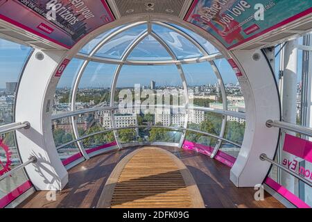 LONDON, GROSSBRITANNIEN - 28. SEPTEMBER 2020: Innenansicht einer Kapsel auf dem Riesenrad des London Eye Stockfoto