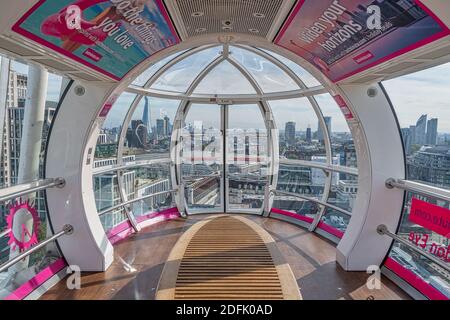 LONDON, GROSSBRITANNIEN - 28. SEPTEMBER 2020: Innenansicht einer Kapsel auf dem Riesenrad des London Eye Stockfoto