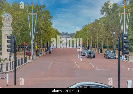 LONDON, VEREINIGTES KÖNIGREICH - 29. SEPTEMBER 2020: Blick auf die Pall Mall vom Buckingham Palace zum Admiralty Arch Stockfoto