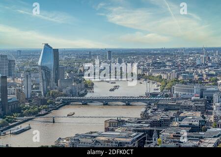 LONDON, VEREINIGTES KÖNIGREICH - 29. SEPTEMBER 2020: Luftaufnahme der londoner Skyline mit Blick auf die Themse Stockfoto
