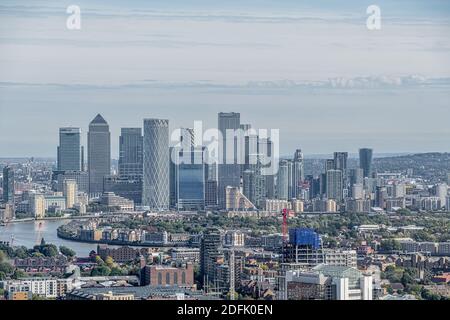 LONDON, GROSSBRITANNIEN - 28. SEPTEMBER 2020: Blick auf die Skyline von London mit Blick auf Canary Wharf Stockfoto