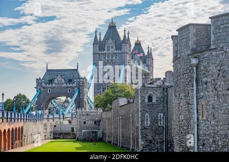 LONDON, GROSSBRITANNIEN - 28. SEPTEMBER 2020: Blick auf die Tower Bridge entlang der Mauern des Tower of London Stockfoto