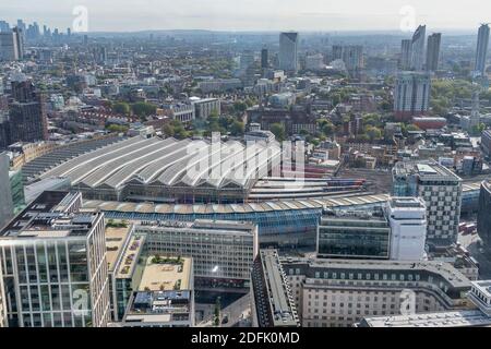 LONDON, VEREINIGTES KÖNIGREICH - 28. SEPTEMBER 2020: Luftaufnahme des Bahnhofs Waterloo in London, der von der South Western Railway bedient wird Stockfoto