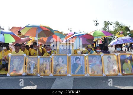 Bangkok, Thailand. Dezember 2020. Thailänder von überall warten darauf, König Maha Vajiralongkorn, begleitet von Königin Suthida, mit einem Bild des Königs von Thailand zu empfangen. Es ist Loyalität an der Außenseite des Grand Palace in Bangkok (Foto von Teera Noisakran/Pacific Press) Quelle: Pacific Press Media Production Corp./Alamy Live News Stockfoto