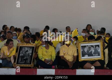 Bangkok, Thailand. Dezember 2020. Thailänder von überall warten darauf, König Maha Vajiralongkorn, begleitet von Königin Suthida, mit einem Bild des Königs von Thailand zu empfangen. Es ist Loyalität an der Außenseite des Grand Palace in Bangkok. (Foto von Teera Noisakran/Pacific Press) Quelle: Pacific Press Media Production Corp./Alamy Live News Stockfoto