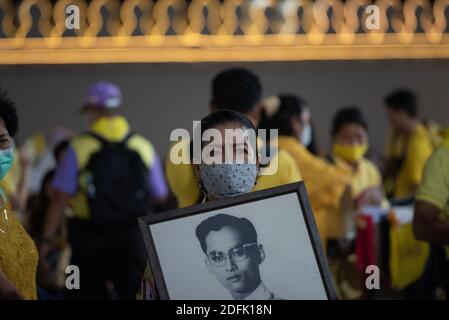 Bangkok, Thailand. Dezember 2020. Thailänder von überall warten darauf, König Maha Vajiralongkorn, begleitet von Königin Suthida, mit einem Bild des Königs von Thailand zu empfangen. Es ist Loyalität an der Außenseite des Grand Palace in Bangkok. (Foto von Teera Noisakran/Pacific Press) Quelle: Pacific Press Media Production Corp./Alamy Live News Stockfoto