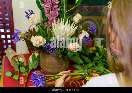 Unternehmerin Frau, die im Blumenladen arbeitet, nachdem sie in der Lage ist Erneut öffnen Stockfoto