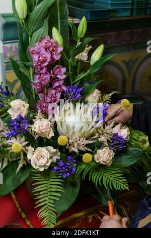 Unternehmerin Frau, die im Blumenladen arbeitet, nachdem sie in der Lage ist Erneut öffnen Stockfoto