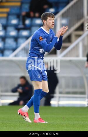 Hartlepool, Großbritannien. Dezember 2020. Lewis Cass (#2 Hartlepool United) motivierte sein Team während des Vanarama National League Spiels zwischen Hartlepool United und Boreham Wood im Victoria Park in Hartlepool KEN FOULDS Credit: SPP Sport Press Photo. /Alamy Live Nachrichten Stockfoto