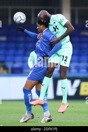 Hartlepool, Großbritannien. Dezember 2020. Mason Bloomfield (#9 Hartlepool United) wird von Jamal Fyfield (#12 Boreham Wood) während der Vanarama National League Spiel zwischen Hartlepool United und Boreham Wood im Victoria Park in Hartlepool KEN FOULDS Kredit: SPP Sport Pressefoto herausgefordert. /Alamy Live Nachrichten Stockfoto