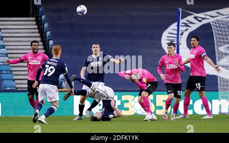 Millwall's Ben Thompson (Mitte links) und Derby County's Kamil Jozwiak in Aktion während des Sky Bet Championship Spiels in Den, London. Stockfoto