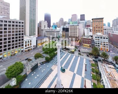 San Francisco, Kalifornien / USA - 2. Mai 2020: Luftaufnahme der leeren San Francisco Union Square City Straßen während des Aufenthalts im Home Lockdown wegen Corona Stockfoto