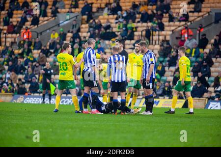 5. Dezember 2020; Carrow Road, Norwich, Norfolk, England, English Football League Championship Football, Moses Odubajo von Sheffield Mittwoch auf dem Deck nach einem schlechten Tackle. Stockfoto