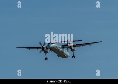 Toronto, Ontario, Kanada - 22. Juni 2019. Leistungsstarke Landescheinwerfer eingeschaltet während des Tages vor der Landung Stockfoto