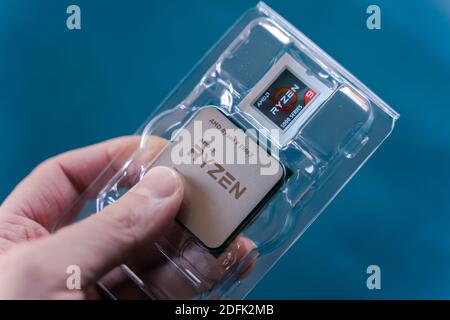 Valencia, Spanien - 04. Dezember 2020: Hand haltenden AMD Ryzen 5900x Prozessor. Neue Consumer Zen 3, 7 Nanometer Desktop CPU von AMD. Sehr beliebter Prozess Stockfoto